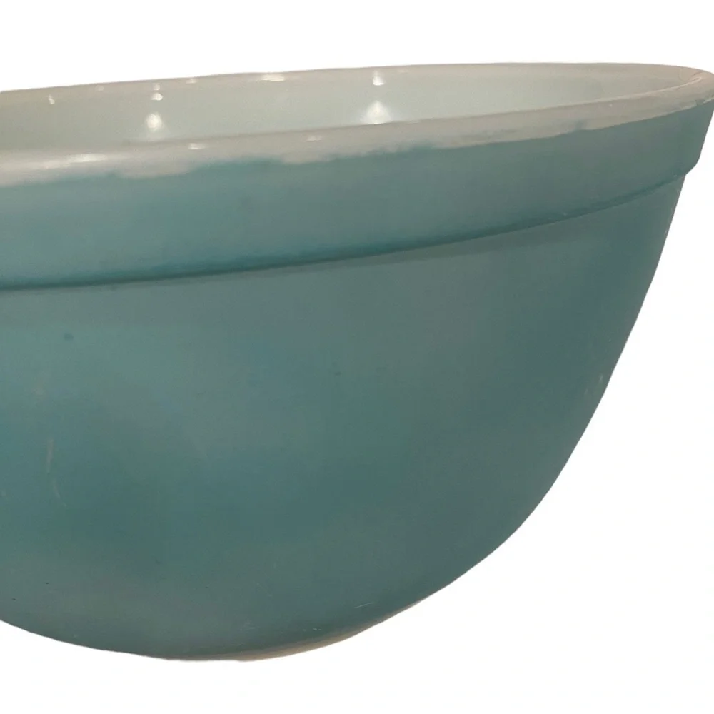 Pyrex Robin’s Egg Turquoise Blue Mixing Bowl 402 1.5 Quart Mid Century Modern